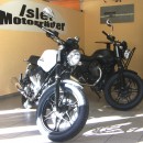 Moto Guzzi V7 Stone Nero Ruvido und Bianco Puro