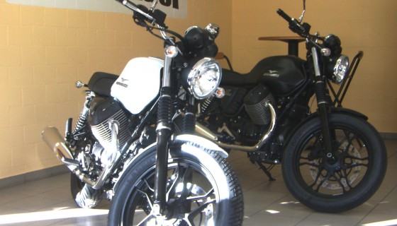 Moto Guzzi V7 Stone Nero Ruvido und Bianco Puro